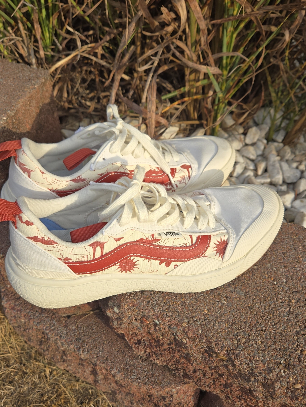 Vans UltraRange EXO Red Tropical Sun Print Sneakers Women's 8.5 Men's 7 Outdoors